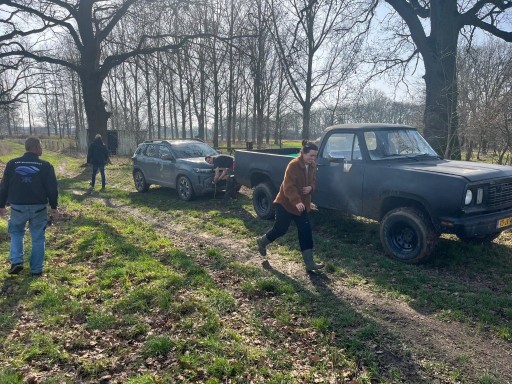 auto los getrokken uit de bagger